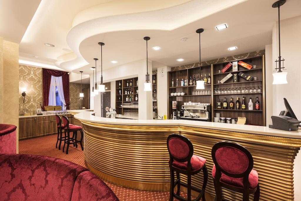 Hotel Dvorana Карлови Вари Екстериор снимка